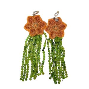 Orecchino fiore in stoffa con paillettes