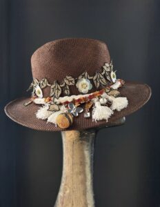 Cappello tabacco con pizzo
