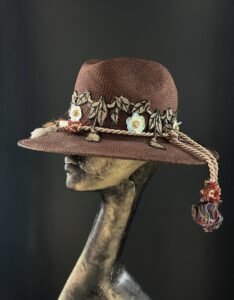 Cappello tabacco con pizzo