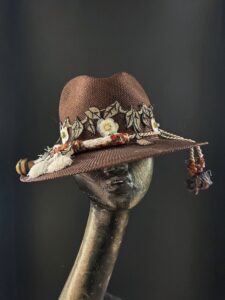 Cappello tabacco con pizzo