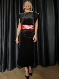 Abito lungo in velluto elasticizzato con bottoni gioiello