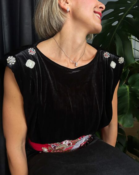 Dettaglio bottoni in swarovski e madreperla su abito in velluto