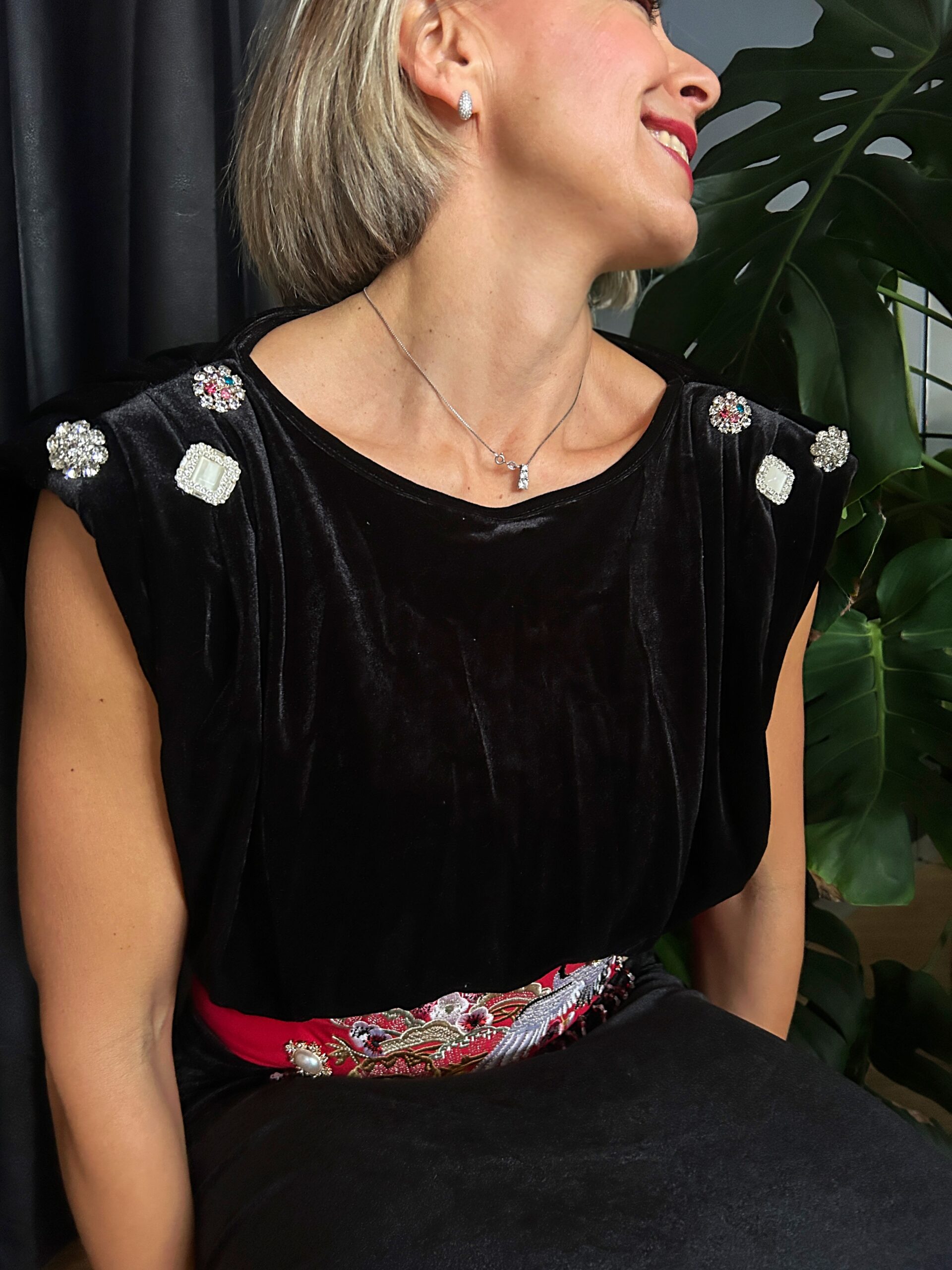 Abito lungo in velluto elasticizzato con bottoni gioiello Dettaglio bottoni in swarovski e madreperla su abito in velluto