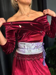 Cinta in tessuto 69x 11 cm con applicazioni di perle , swarovsky e perline cordini a treccia lunghezza 80 cm