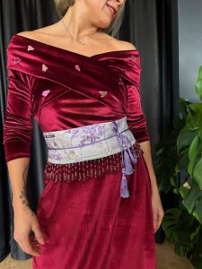 Vestito in velluto elasticizzato con dettagli di specchietti 