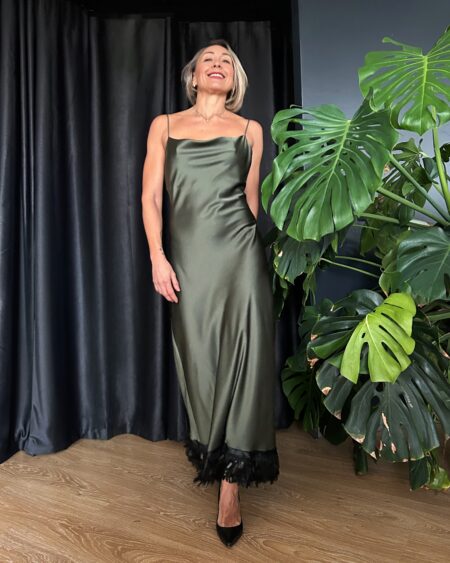 Sleep dress in viscosa setificata verde militare con applicazioni sul fondo di paillettes a cascata