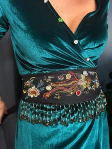 Cintura in tessuto ricamato con applicazioni di perline, swarovski e perle