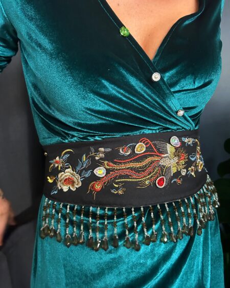 Cintura in tessuto ricamato con applicazioni di perline, swarovski e perle