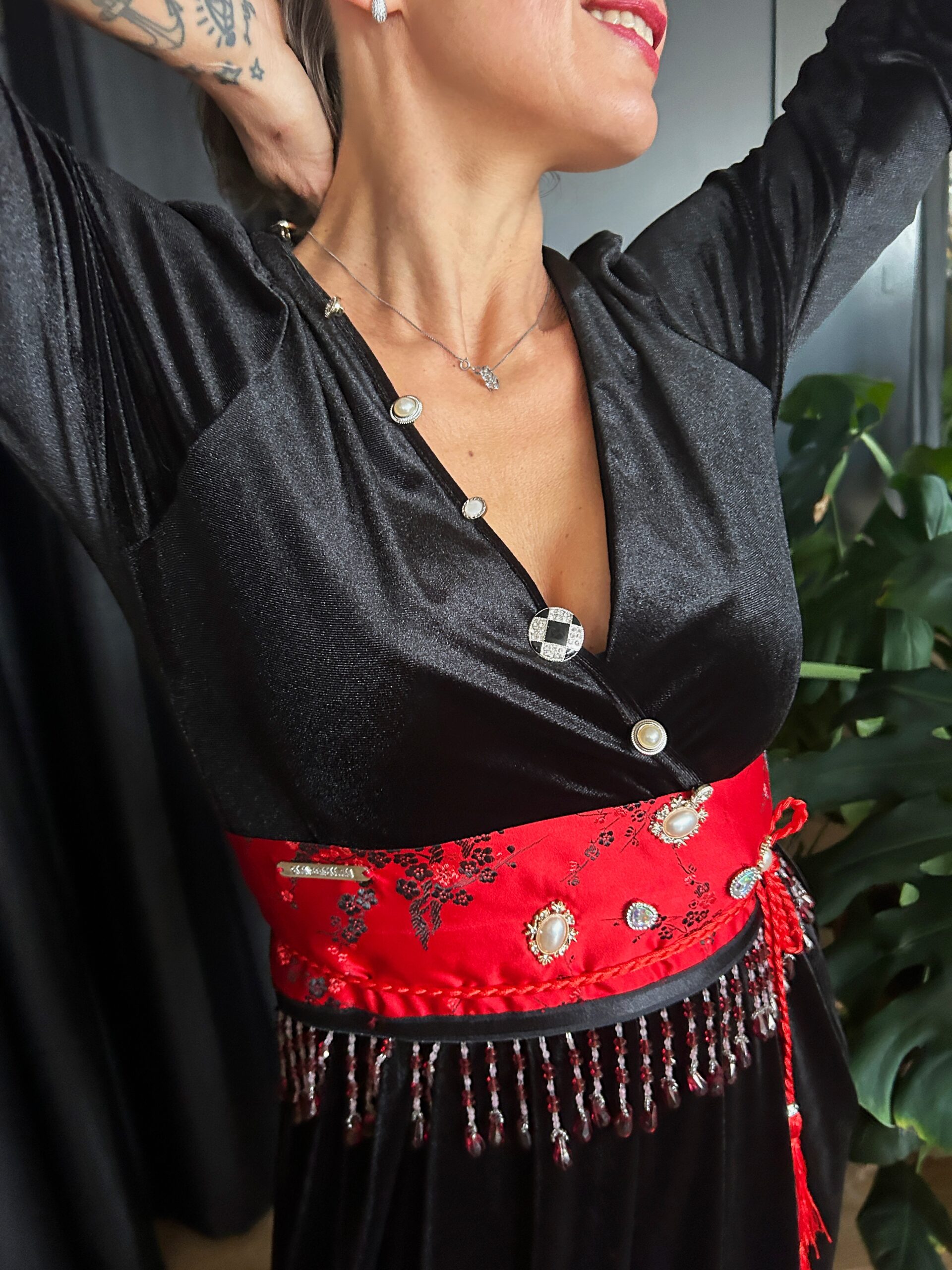 cinta pech red dettaglio Cinta in tessuto 69x 11 cm con applicazioni di perle , swarovsky e perline cordini a treccia lunghezza 80 cm