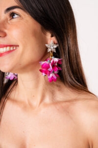 Orecchini pendenti a fiore fucsia