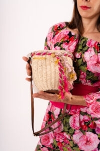 Borsa Cestino a Tracolla in Paglia Naturale con Decorazioni Boho-Chic e Nappine Fucsia