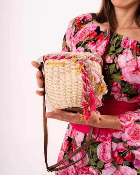 Borsa Cestino a Tracolla in Paglia Naturale con Decorazioni Boho-Chic e Nappine Fucsia