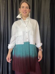 Camicia Crop Bianca con Frange Lunghe Degradé