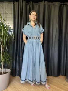 Abito Lungo di Jeans con Cintura e Dettagli Boho-Chic