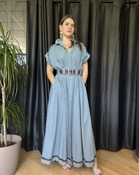 Abito Lungo di Jeans con Cintura e Dettagli Boho-Chic